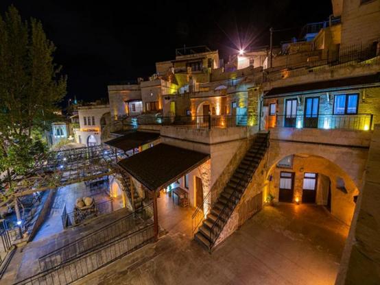 Hotel in Mustafapasa am Abend.