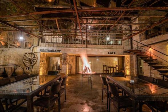 Ein Feuer vor dem Restaurant.