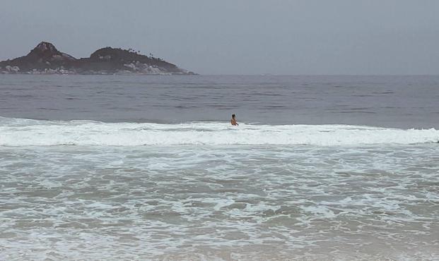 Entre um céu fechado e um mar aberto, encontrei um espaço só meu. Um instante de silêncio, onde tudo fez sentido sem que eu precisasse entender.