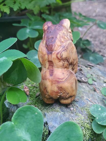 bear carving facing away from camera, showing the shags and dags carved into its fur
