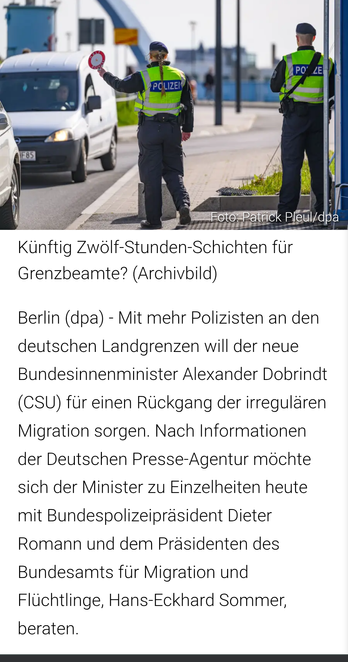 Unter einem Foto von Polizisten im gelben warenwesten bewaffnet an einer straße, die mit einer Kelle  Autofahrender
 heraus winken. 
Darunter schreibt die WAZ. Künftig 12 Stunden Schichten für grenzbeamte. Mit mehr Polizisten an den deutschen landesgrenzen, will der neue bundesinnenminister Alexander dobrindt für einen Rückgang der irregulären Migration sorgen
