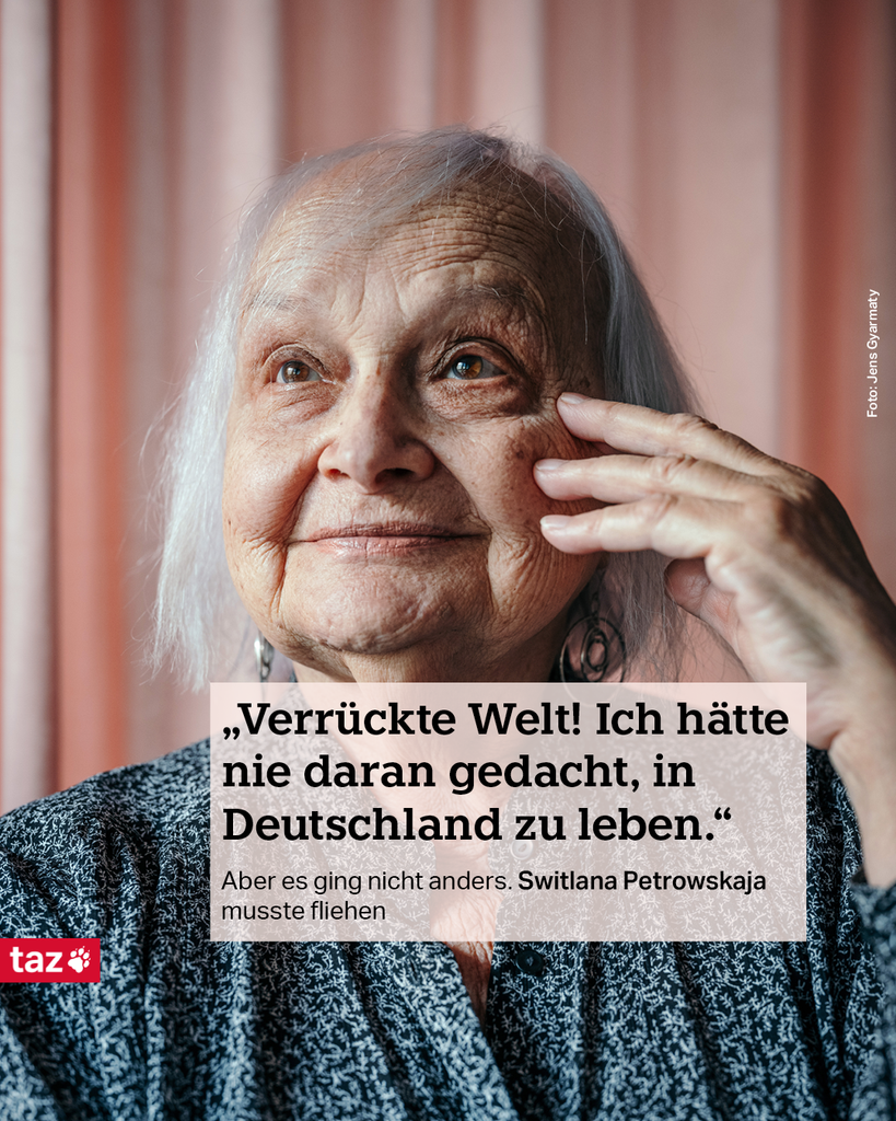 Eine Nahaufnahme von Switlana Petrowskaja, dazu das Zitat:<br>„Verrückte Welt! Ich hätte nie daran gedacht, in Deutschland zu leben.“<br>Aber es ging nicht anders. Switlana Petrowskaja musste fliehen