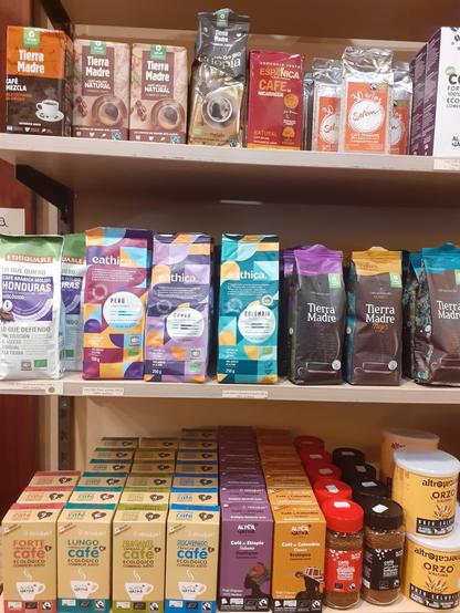 paquetes de café de Comercio Justo en tienda
