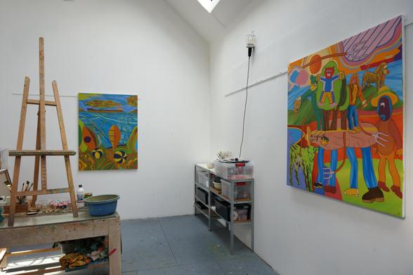 Ici on peut voir deux peintures au mur dans un atelier au mois de mai