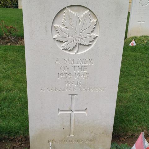 Une tombe sur laquelle il est écrit : "Un soldat d'un régiment de la guerre de 1939-45. Connu de Dieu."