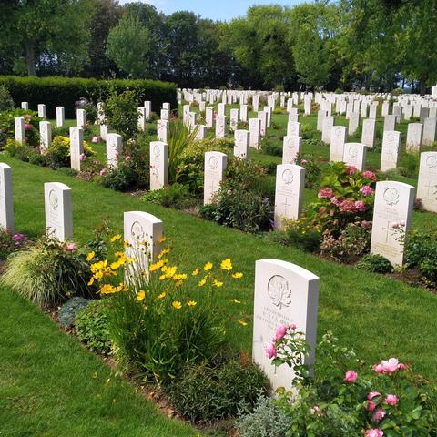 Cimetière Canadien de Normandie. Beau temps, fleuri, pelouse très verte.