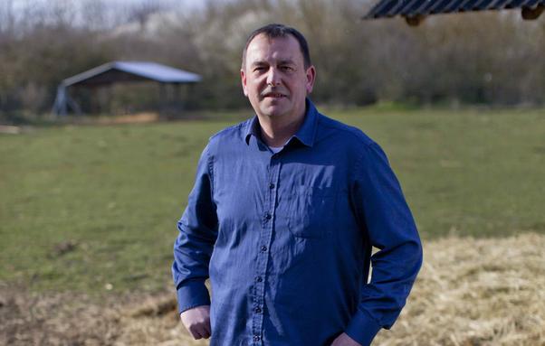 Bild einer Person vor landwirtschaftlichem Hintergrund weist auf Forschungsthemen der Hochschule Anhalt im Bereich Landwirtschaft und Tierhaltung hin
