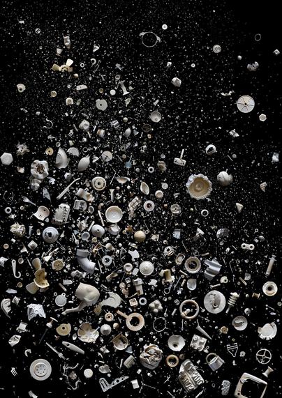 Mandy Barker est une photographe primée engagée dans la lutte contre la pollution plastique marine. Depuis plus de 15 ans, elle collabore avec des scientifiques pour sensibiliser aux effets de cette pollution sur la vie marine et le climat. Ses œuvres ont été exposées dans des institutions prestigieuses comme le MoMA et le musée Victoria & Albert, et elle a remporté plusieurs prix, dont le Prix Pictet.

Barker participe à des expéditions pour documenter la pollution plastique et mène des ateliers de sensibilisation dans le monde entier. Elle a également créé une expérience de réalité virtuelle pour illustrer l’impact des plastiques dans les océans. En 2023, elle a remporté le International Understanding Through Photography Award pour sa contribution à la sensibilisation mondiale.

À travers ses photographies, Barker incite à l’action et encourage la protection des océans contre la pollution plastique.
