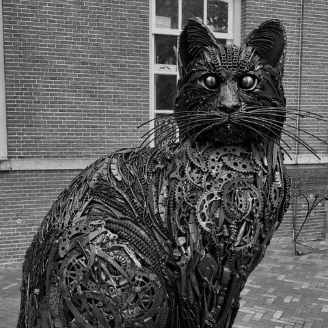 ALT

Escultura de gato hecha de hierro .