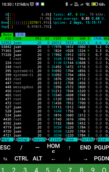 Captura de pantalla del celular en termux con htop abierto de un servidor casero 