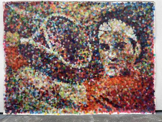 « Traces » est une série de peintures faites entièrement de jets de balles de tennis, couvertes de peinture et lancées à la main, une à une.