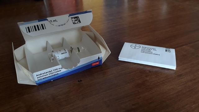 Ampoule d'Androtardyl, 250mg d'énanthate de testostérone, injection intra-musculaire, dans son emballage sur une table en bois