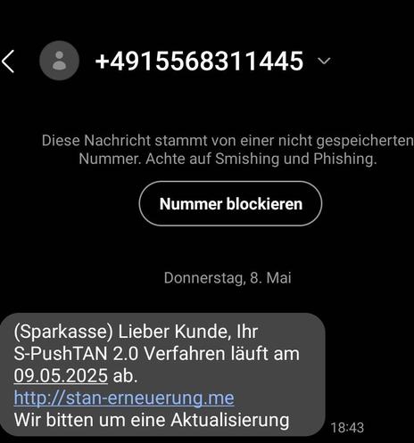 Das Bild zeigt eine Nachricht auf einem Mobiltelefon, die von einer unbekannten Nummer (+4915568311445) stammt. Die Nachricht warnt vor Smishing und Phishing und enthält einen Link (http://stan-erneuerung.me). Der Text lautet: "(Sparkasse) Lieber Kunde, Ihr S-PushTAN 2.0 Verfahren läuft am 09.05.2025 ab. Wir bitten um eine Aktualisierung." Die Nachricht wurde am Donnerstag, 8. Mai, um 18:43 Uhr erhalten. Oben auf dem Bildschirm ist ein Button mit der Option "Nummer blockieren" zu sehen.