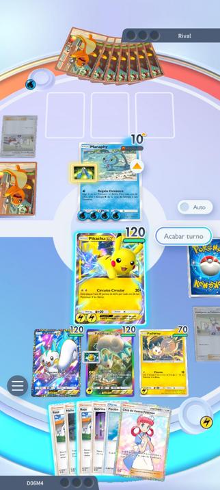 En la captura se muestra que el rival, en este caso no jugador, cuenta con un Manaphy que no puede hacer daño y al que sólo le quedan 10 puntos de vida. En su mano 7 cartas, en la mía 6, y 4 energías ya distribuidas por cada jugador, lo que indica que ya cada uno ha jugado más de 4 turnos y al rival, que está a punto de perder a su primer pokémon, no le han salido por suerte para mí más pokémon básicos para poner en el banquillo en todo este tiempo mientras que mi banquillo está lleno de pokémon. Más a menudo de lo que debería, el juego de cartas coleccionables de Pokémon depende más de la suerte que de la estrategia, simplificándolo así para jugadores más jóvenes pero haciendo sus partidas más irrelevantes y repetitivas.