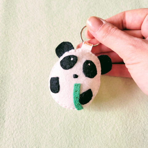 Bijoux de sac Panda en feutrine de laine fabriqué par l' Atelier Jocha.