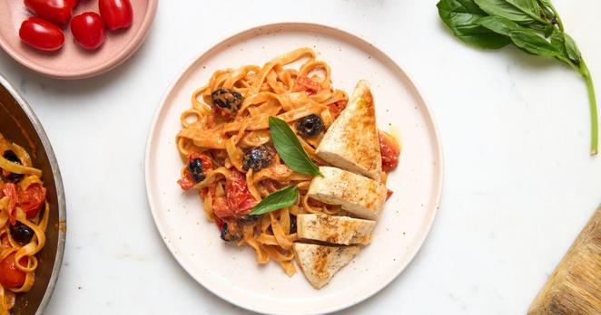 Photo pour la recette Filet de poulet, tomates cerises & olives