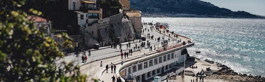 Vue de la Corniche Kennedy au niveau de la plage du prophète sans voitures avec des piétons et des vélos.
