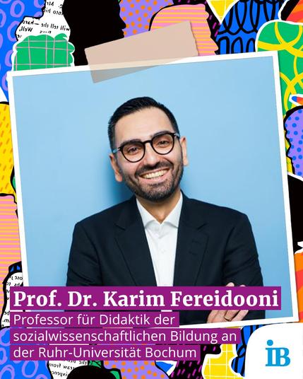 Porträt von Prof. Dr. Karim Fereidooni, Professor für Didaktik der sozialwissenschaftlichen Bildung an der Ruhr-Universität Bochum. Das Bild zeigt ihn lächelnd mit verschränkten Armen vor einem blauen Hintergrund. Der Hintergrund des gesamten Bildes ist mit farbenfrohen, stilisierten Gesichtern und Textfragmenten gestaltet. Das Logo 'iB' ist in der unteren rechten Ecke sichtbar.
