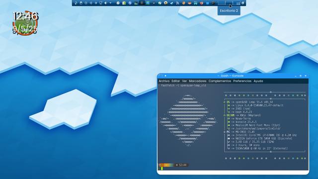 La imagen muestra una captura de pantalla de un escritorio de computadora con un fondo de color azul claro con formas geométricas blancas En la parte superior izquierda hay un reloj digital con el logo de openSUSE que indica la hora y la fecha. La parte principal del escritorio está cubierta por . En la parte inferior derecha de la pantalla hay una ventana de terminal que muestra información del sistema. En la parte superior, una barra de tareas muestra diversos iconos de aplicaciones.
