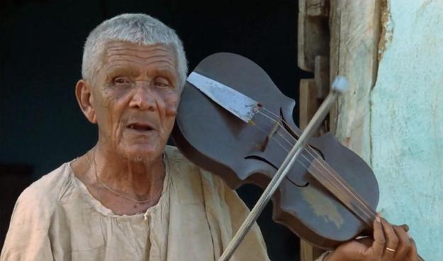 Tenue du violon originale pour un musicien traditionnel. Extrait du film Cobra Verde.
