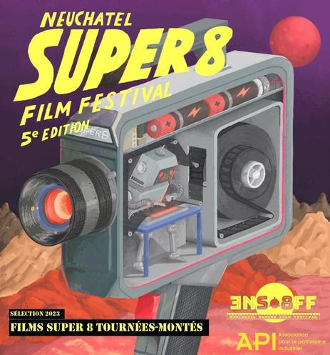 Handgezeichnetes Filmplakat für das Neuchatel Super8 Film Festival. Zu sehen ist eine offene Super8-Kamera in der das Innenleben inkl. kleinem Roboter, den es so natürlich in einer Kamera nicht gegeben hat. Im Hintergrund sind Berge, eine rote Sonne und ein violetter Himmel.
