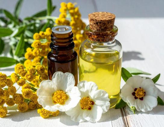 KI generiertes Bild zu ätherischen Ölen von Immortelle und Cistrose