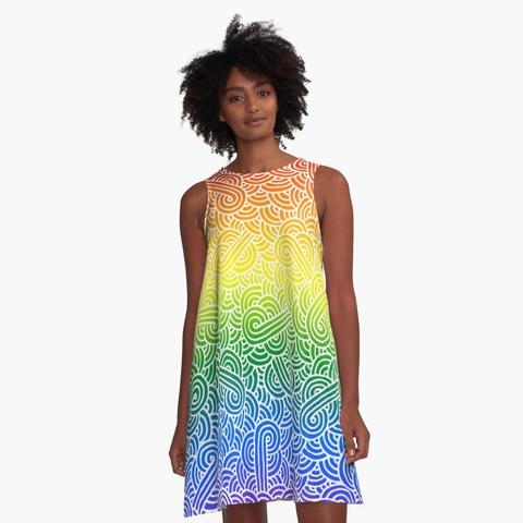Robe aux couleurs arc-en-ciel du drapeau LGBTQ+ recouverte de volutes blanches.