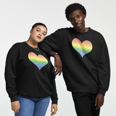 Hoodies avec un coeur aux couleurs arc-en-ciel du drapeau LGBTQ+ recouvert de volutes blanches.