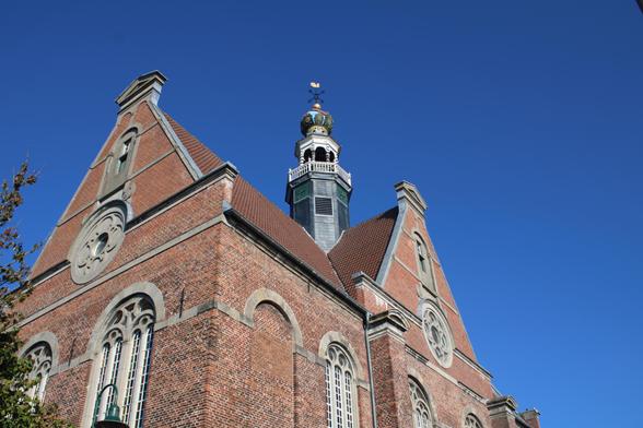 Neue Kirche - ein Backsteinbau mit einzelnen Sandsteinverzierungen. Die Kirche spielte eine große Rolle bei der Emder Reformation.