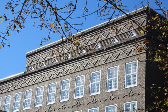Herrentorschule im Stil des Backsteinexpressionismus mit zahlreichen Zierformen