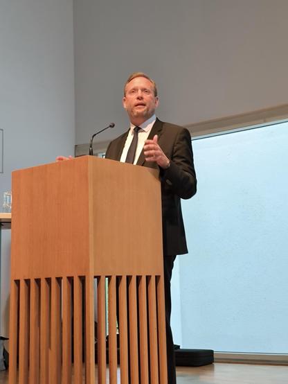 Auf dem Bild ist der Oberbürgermeister der Stadt Ulm bei seine Rede zum 80. Jahrestag der Befreiung vom Faschismus im Stadthaus Ulm zu sehen. Eine engagierte und teilweise emotionale Rede.