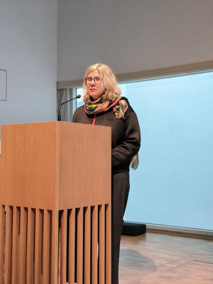 Auf dem Bild ist Dr. Nicola Wenge, Historikerin und wissenschaftliche Leitung des DZOK, bei ihrer Rede zum 80. Jahrestag der Befreiung vom Faschismus im Stadthaus Ulm zu sehen. Eine sehr differenzierte Betrachtung der Bedeutung und Einschätzung des 08. Mai und seiner Bedeutung.