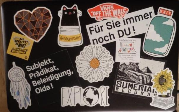 Deckel eines Laptops, der voller Aufkleber ist.