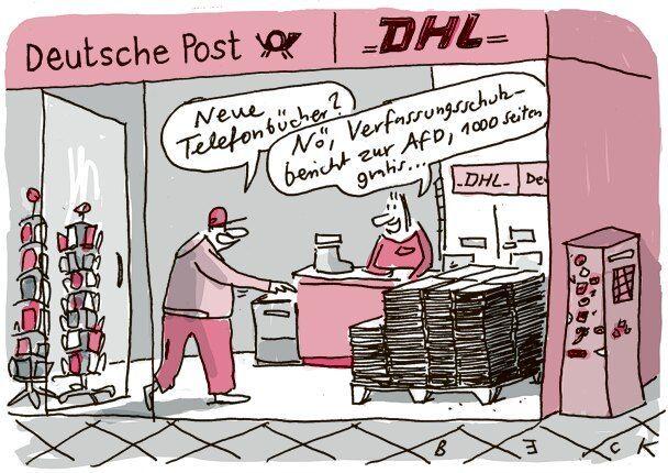 Bildbeschreibung: Eine Karikatur zeigt zwei Personen bei der Deutschen Post. Auf einer Palette liegt stapelweise Papier. Der Kunde zeigt darauf und fragt: „Neue Telefonbücher?“ Die Mitarbeiterin antwortet: „Nö, Verfassungsschutzbericht zur AfD, 1000 Seiten gratis...“ 
