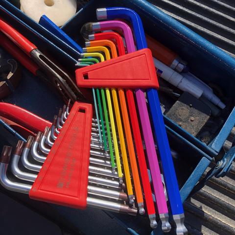Werkzeug in bunten Farben