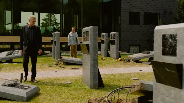 Vincent Cassel dans le cimetière dans Les Linceuls de David Cronenberg