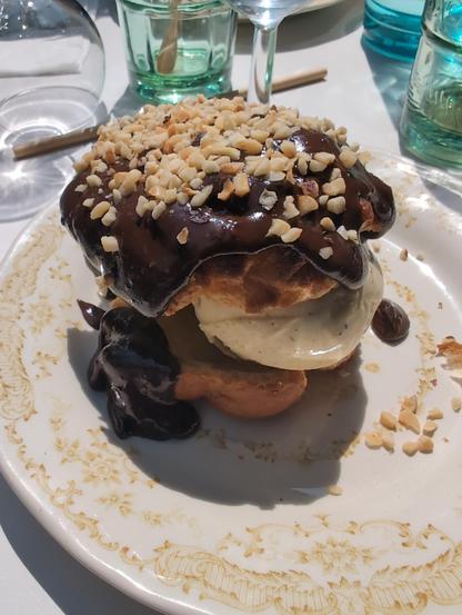 Dessert gourmand composé d'un chou à la crème, de chocolat fondu et de noix concassées, servi sur une assiette décorative. Photographie culinaire mettant en valeur une pâtisserie française et des ingrédients savoureux."
Dessert gourmand
Chou à la crème
Chocolat fondu
Noix concassées
Assiette décorative
Photographie culinaire
Pâtisserie française
Ingrédients savoureux
Gourmandise
Cuisine française
profiteroles
Gourmet dessert composed of cream puff, melted chocolate and crushed nuts, served on a decorative plate. Culinary photography highlighting a French pastry and tasty ingredients."
Dessert gourmand
Chou à la crème
Chocolat fondu
Noix concassées
Assiette décorative
Photographie culinaire
Pâtisserie française
Ingrédients savoureux
Gourmandise
Cuisine française
profiteroles