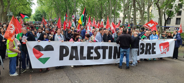 Pancarta de Izquierda Unida en la manifestación por Palestina en Madrid el 10/5/2025