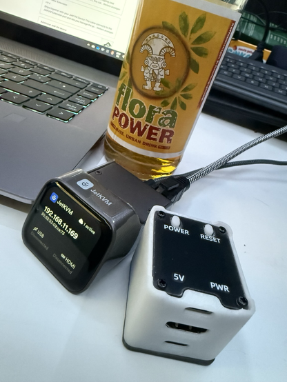 JetKVM neben NanoKVM auf einem Tisch.