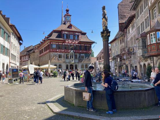 Rathausplatz mit Brunnen, Rathaus und reichlich Touristen. :-)