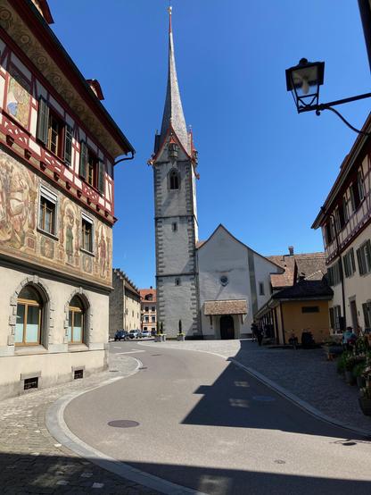 Die Stadtkirche von Stein am Rhein. Einst Klosterkirche von Sankt Georgen. Am linken Bildrand sieht man nochmal eine Teil des Rathauses.