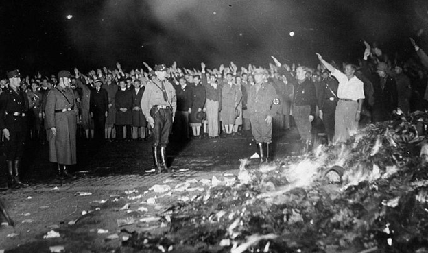 10 mai 1933, le parti nazi du 3e Reich met en scène le spectacle idéologique de l'incendie des livres "non allemands".