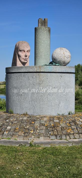 Standbeeld met text, bij de jachthaven in Hattem: niets gaat sneller dan de jaren.