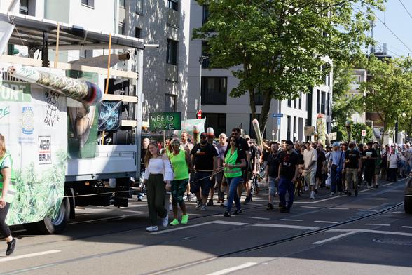 Teilnehmende laufen hinten dem Lautsprecherwagen.