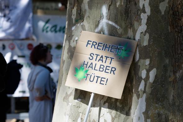 Plakat mit dem Text "Freiheit statt halber Tüte!"