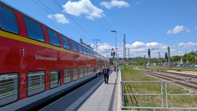 Rote RE-Doppelstockwagen mit Schriftzug "Schwarzwaldbahn" am Bahnsteig 5 in Donaueschingen
