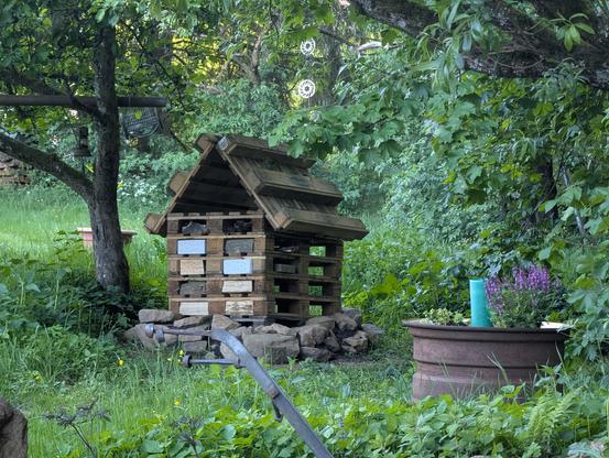 Ein noch nicht ganz fertig bestücktes Insektenhotel aus Paletten