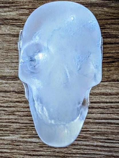 Ein Eiswürfel in Schädelform. Der Schädel ist detailreich zu erkennen - leider nur kurz. 😅