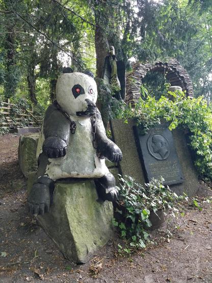 Panda mit roten Augen und Kette