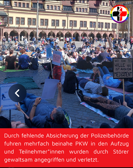 Ein Foto von der gestrigen liegend-demo aus der Perspektive von Demosanitätern. Menschen wollen auf ihre Krankheit aufmerksam machen ME/CFA durch fehlende Absicherung der polizeibehörde fuhren mehrfach beinahe PKW in den Aufzug und teilnehmer:innen wurden durch Störung gewaltsam angegriffen und verletzt